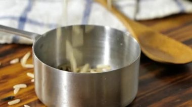 Yasemin pirincini paslanmaz çelikten bir bardağa dolduruyorum. Süper yavaş çekim.