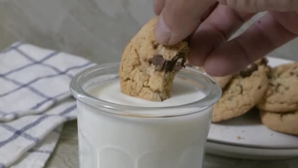 Mergulhando Biscoito Chocolate Copo Leite Velocidade Variável — Vídeo de Stock