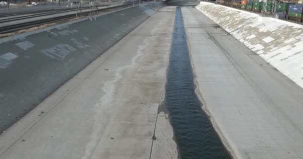 Небольшой Поток Воды Реке Лос Анджелес Возле Железнодорожных Верфей — стоковое видео
