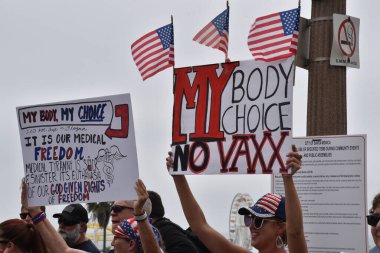 Santa Monica, CA USA - 28 Ağustos 2021: Kaliforniya 'da zorunlu aşı yasalarına karşı protestocular benim seçimimi ve tıbbi özgürlük işaretlerimi korudular