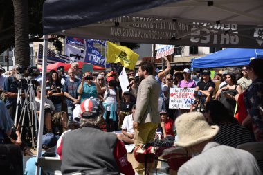 Santa Monica, CA USA - 28 Ağustos 2021: Protestocular Kaliforniya 'da zorunlu aşı mevzuatı ve aşı pasaportlarına karşı gösteri düzenlediler