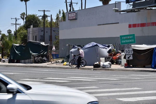 로스앤젤레스 Usa June 2021 로스앤젤레스에 할리우드 고속도로 입구를 노숙자들의 야영지 스톡 사진