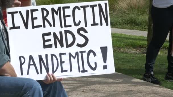 Demonstranten Bei Impfpass Kundgebung Halten Schild Mit Der Aufschrift Ivermectin — Stockvideo