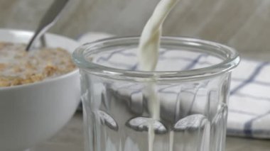 Bir kase badem gevreğinin yanına süt dökerek.