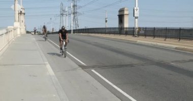 Los Angeles, CA USA - 18 Ağustos 2021: Los Angeles 'taki ilk sokak köprüsünün üzerinden bisikletler geçiyor