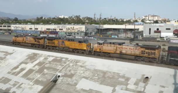 Los Angeles Usa August 2021 Caboose Freight Train Passing Railroad — стоковое видео