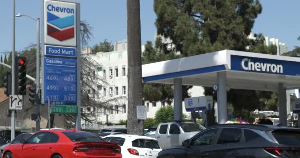 Los Angeles Usa Sierpnia 2021 Stacja Benzynowa Cenami Powyżej Usd — Wideo stockowe