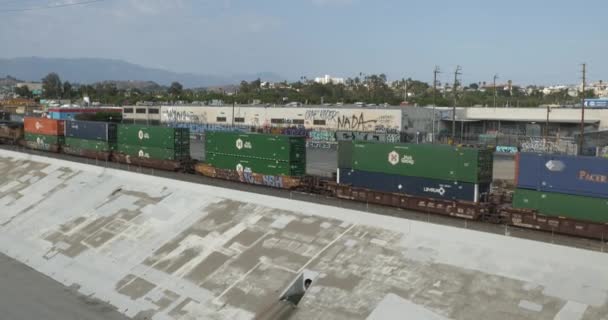 Los Angeles Usa August 2021 Freight Train Passing Railroad Yards — стоковое видео