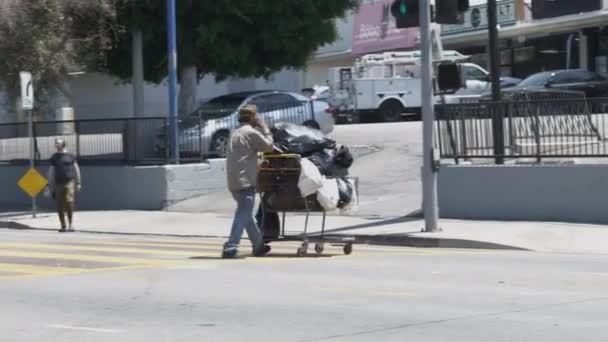 Лос Анджелес Штат Калифорния Сша Августа 2021 Года Бездомный Переходящий — стоковое видео