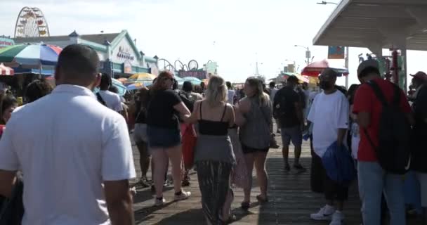 2021年8月23日 美国密歇根州圣莫尼卡市 圣莫尼卡码头关闭后 一群戴着口罩的人出现在那里 — 图库视频影像