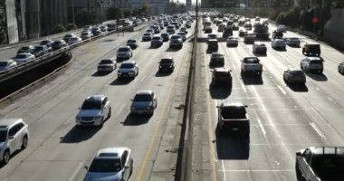 Los Angeles şehir merkezinde yoğun bir trafik var. 