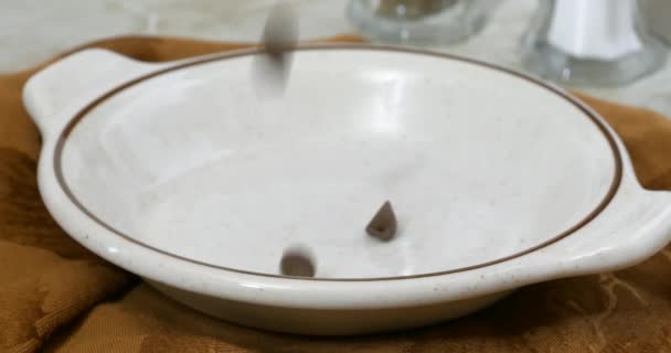 小さなボウルに落ちるミルクチョコレートチップ — ストック動画