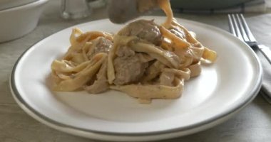 İsveç köftesi ve makarnalı erişte servisi.