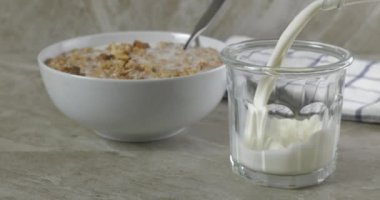 Bir kase badem gevreğinin yanına süt dökerek.