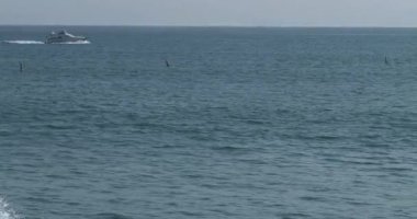 Sürat teknesi Pasifik Okyanusu 'nu geçiyor.