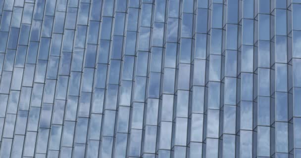 Céu Nuvens Refletindo Nas Janelas Arranha Céu Vidro Moderno — Vídeo de Stock