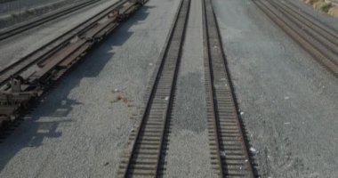 Tren yolu boyunca giden ikiz tren rayları.