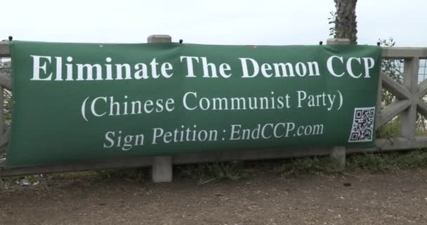 Santa Monica Usa Srpna 2021 Banner Warning Chinese Communist Party — Stock video