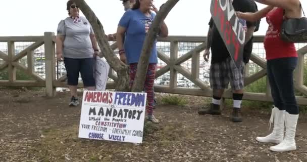 Santa Monica Usa August 2021 Menschen Mit Schildern Protestieren Gegen — Stockvideo