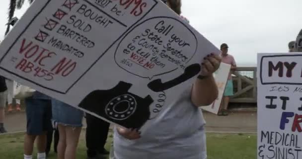 Santa Monica Usa August 2021 Menschen Mit Schildern Protestieren Bei — Stockvideo