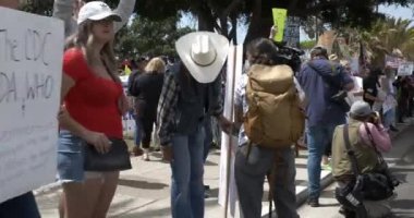 Santa Monica, CA USA - 29 Ağustos 2021: Protestocular Kaliforniya 'da aşı talimatı ve pasaportlarına karşı çıkan işaretlerle Okyanus Yolu' nu geçtiler 