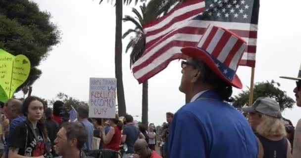 Santa Monica Usa 2021年8月29日 世界自由ラリーでアメリカ国旗の帽子をかぶった男 — ストック動画