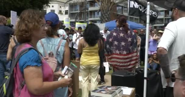 Santa Monica Usa Sierpnia 2021 Tłum Protestuje Przeciwko Mandatom Szczepionkowym — Wideo stockowe