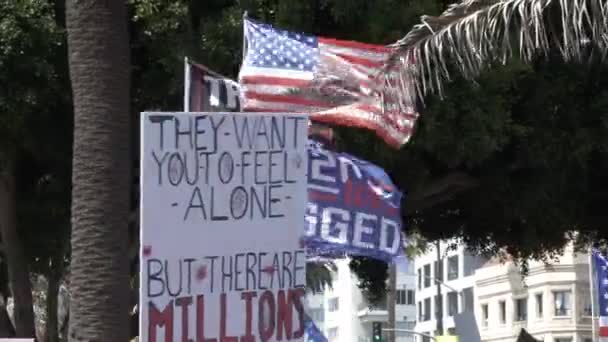 2021年8月29日 美国加利福尼亚州圣莫尼卡 美国国旗和横幅抗议2020年世界自由联盟选举舞弊 — 图库视频影像