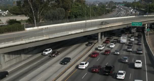 로스앤젤레스로 이어지는 체증으로 고속도로 다리를 맞았다 — 비디오