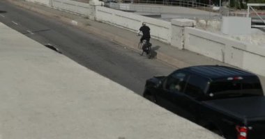 Rampada bisiklet sürüyorum.