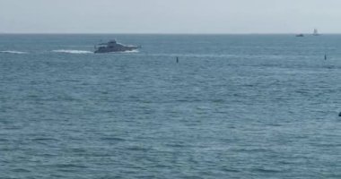 Pasifik Okyanusu 'nu hızla geçen sürat teknesi tropik bir tatil beldesi.