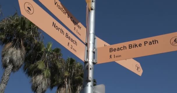 圣莫尼卡海滩吸引游客的方向标志 — 图库视频影像