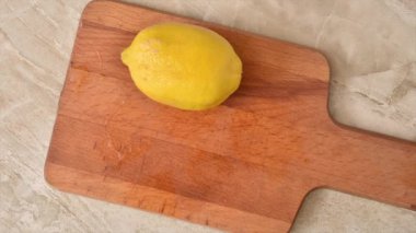 Limon dilimleri kesme tahtasında beliriyor. Durma hareketi animasyonu