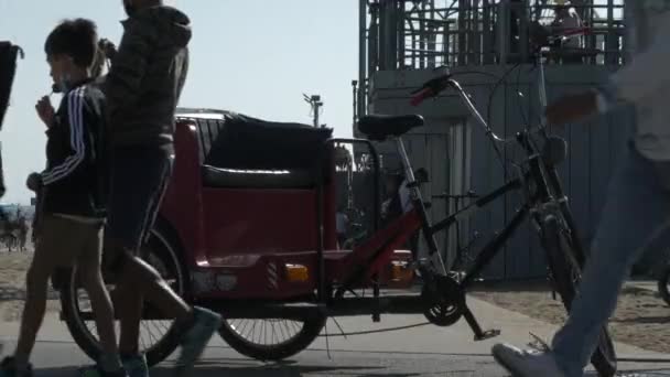 Turister Promenader Vid Pedicab Eller Rickshaw Santa Monica Strandväg — Stockvideo