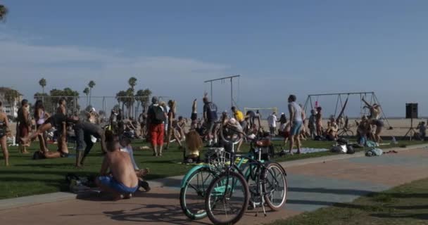 Santa Monica Eua Setembro 2021 Uma Multidão Pessoas Desfrutando Dia — Vídeo de Stock
