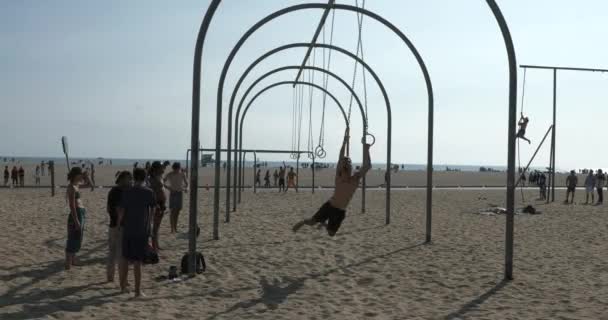 Santa Monica Eua Agosto 2021 Homem Trabalhando Anéis Exercícios Famosa — Vídeo de Stock