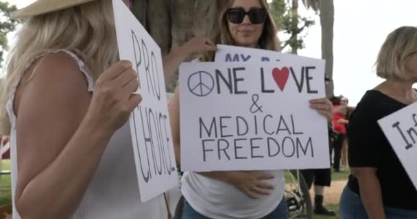 Santa Monica Usa August 2021 Women Holding Sign Reading Baby — Stock Video