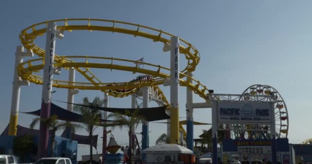 Santa Monica Usa Agosto 2021 Paseos Pacific Park Amusement Park — Vídeo de stock