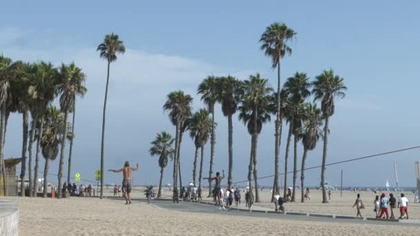 サンタモニカ 2021年9月1日 サンタモニカのマッスルビーチでタイトロープを歩く男性 — ストック動画