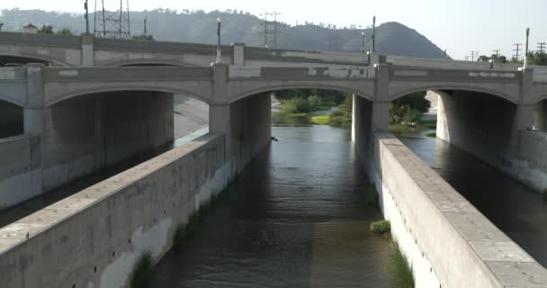 Coches Cruzando Puente Sobre Río Los Ángeles — Vídeo de stock