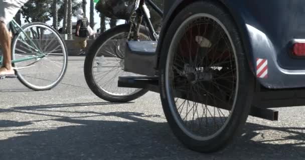Bisikletler Santa Monica Plaj Yolunda Bir Taksinin Triportörün Önünden Geçiyor — Stok video