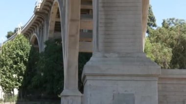 Colorado Köprüsü 'nün altında beton destekler görünüyor.