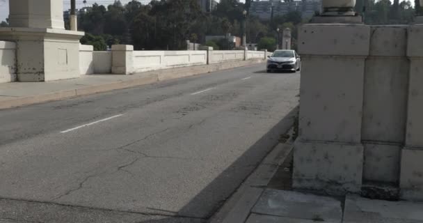 Carro Passando Longo Uma Antiga Ponte Concreto Ornamentado Los Angeles — Vídeo de Stock