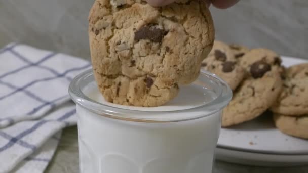 Doppa Chokladkaka Ett Glas Mjölk Superslow Motion — Stockvideo