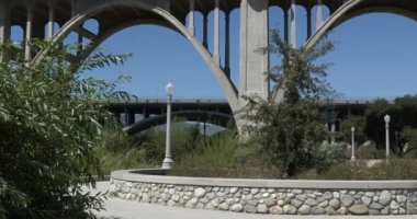 Pasadena 'daki tarihi Colorado Köprüsü' nün altındaki Desiderio Park.