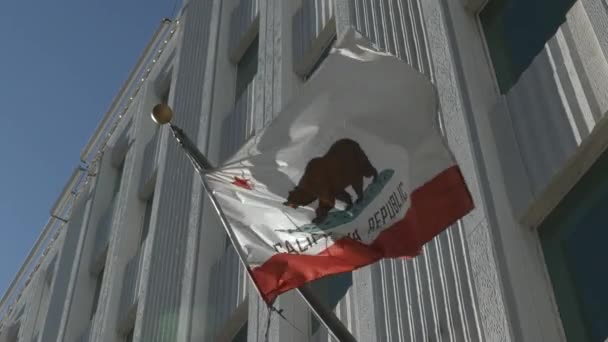 Kalifornská Vlajka Vlála Tyči Nad Starou Betonovou Budovou — Stock video