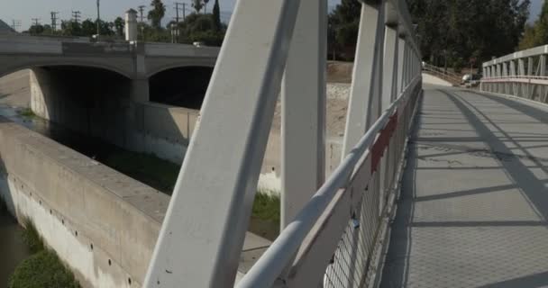 Carril Bici Puente Peatonal Sobre Las Esclusas Puente Sobre Río — Vídeos de Stock