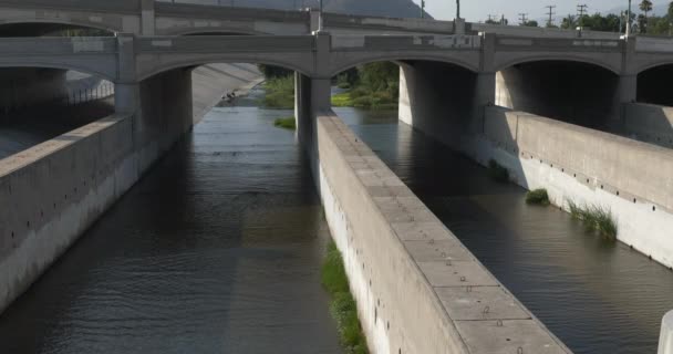 Der Fluss Los Angeles Fließt Durch Schleusen Unter Einer Brücke — Stockvideo