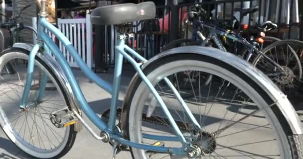 Empuje Manual Tiro Una Rueda Bicicleta Vieja — Vídeos de Stock