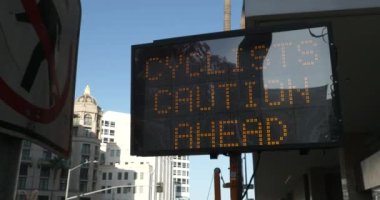 Düz olmayan yol koşulları için LED yol işareti uyarısı bisikletçileri